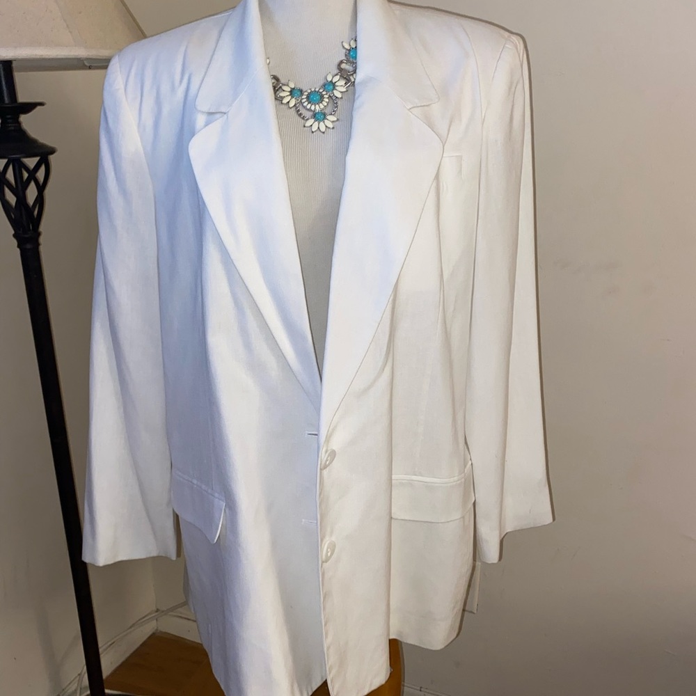 Good Condition Vintage suit size 20W
New with tags Worthington